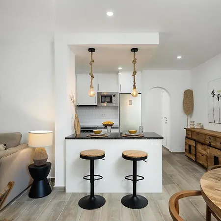 Amazing House With Balcony *