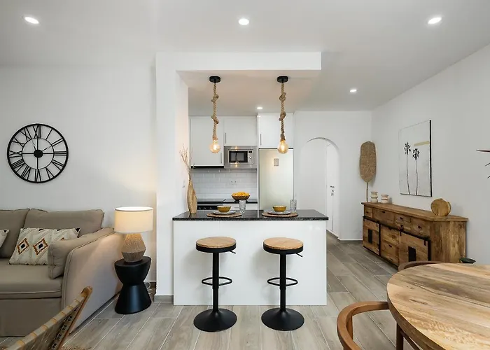 Amazing House With Balcony *