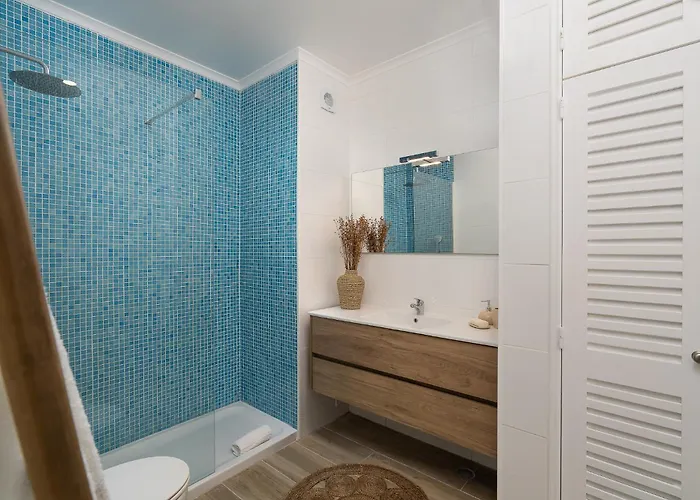 Amazing House With Balcony *